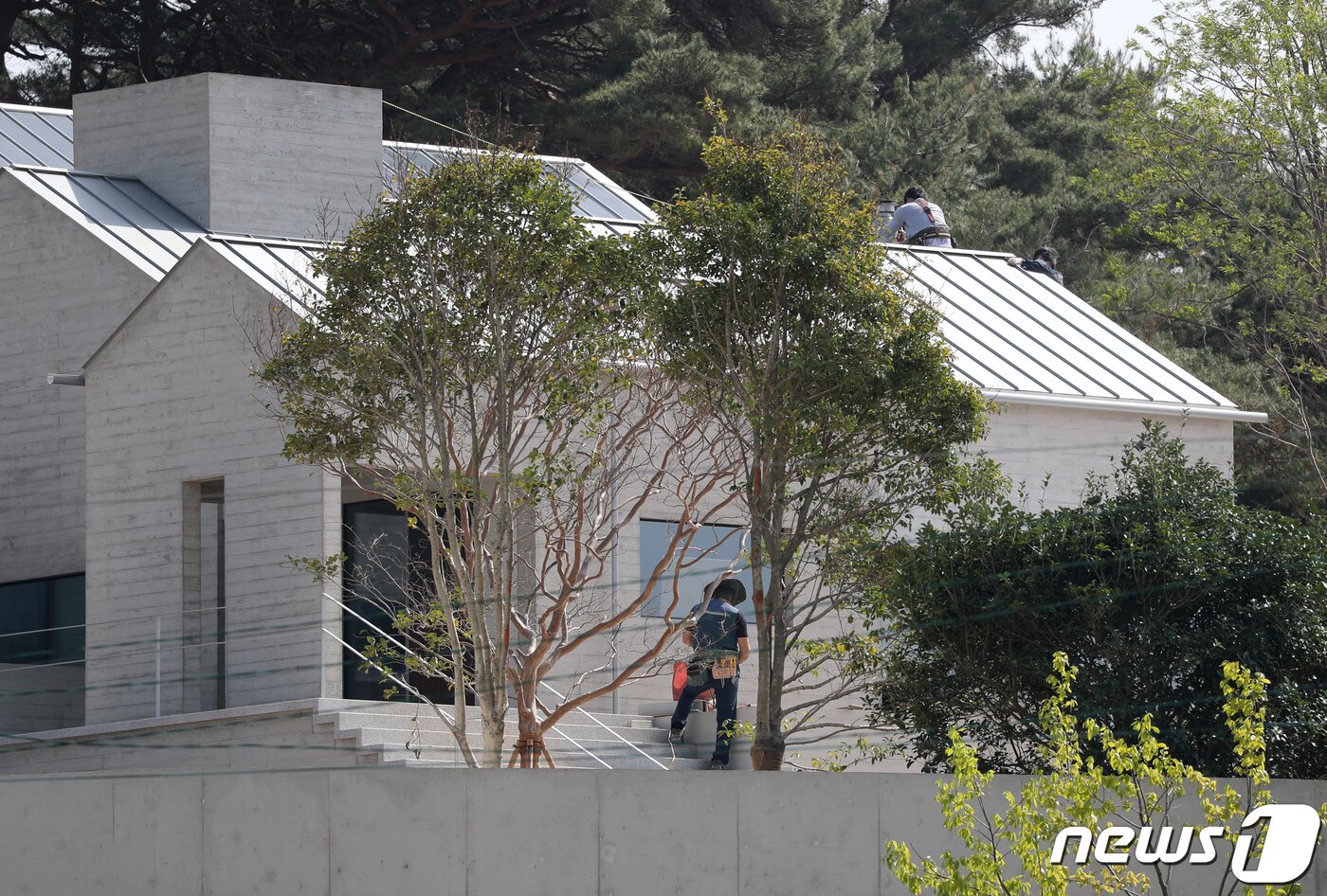 본문 이미지 - 문재인 대통령 내외가 퇴임 후 거주할 경남 양산 하북면 사저에서 마무리 공사가 진행되고 있는 모습.  2022.4.22/뉴스1 ⓒ News1 김영훈 기자