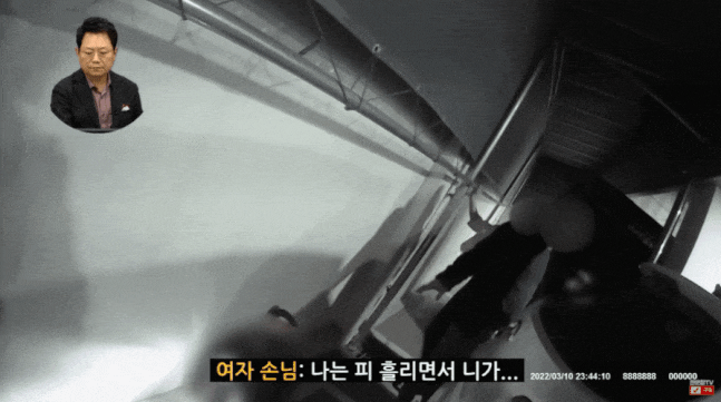 본문 이미지 - 여성 손님 C씨가 자해하는 모습이 대리기사 A씨의 보디캠에 포착됐다. (유튜브 '한문철 TV' 갈무리) ⓒ 뉴스1