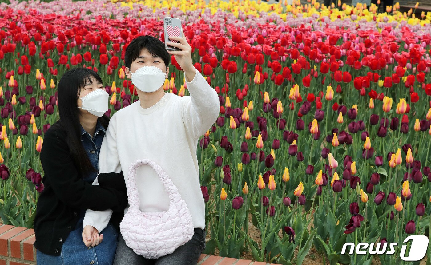 본문 이미지 - 22일 오후 경기도 고양시 일산호수공원에서 열린 2022 고양국제꽃박람회 화훼산업대전을 찾은 시민들이 사진을 찍으며 즐거운 시간을 보내고 있다. 코로나19 영향으로 3년 만에 열린 이번 꽃박람회는 26일까지 계속된다. 2022.4.22/뉴스1 ⓒ News1 박세연 기자