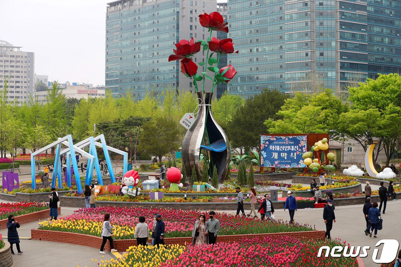 본문 이미지 - 22일 오후 경기도 고양시 일산호수공원에서 열린 2022 고양국제꽃박람회 화훼산업대전을 찾은 시민들이 즐거운 시간을 보내고 있다. 코로나19 영향으로 3년 만에 열린 이번 꽃박람회는 26일까지 계속된다. 2022.4.22/뉴스1 ⓒ News1 박세연 기자
