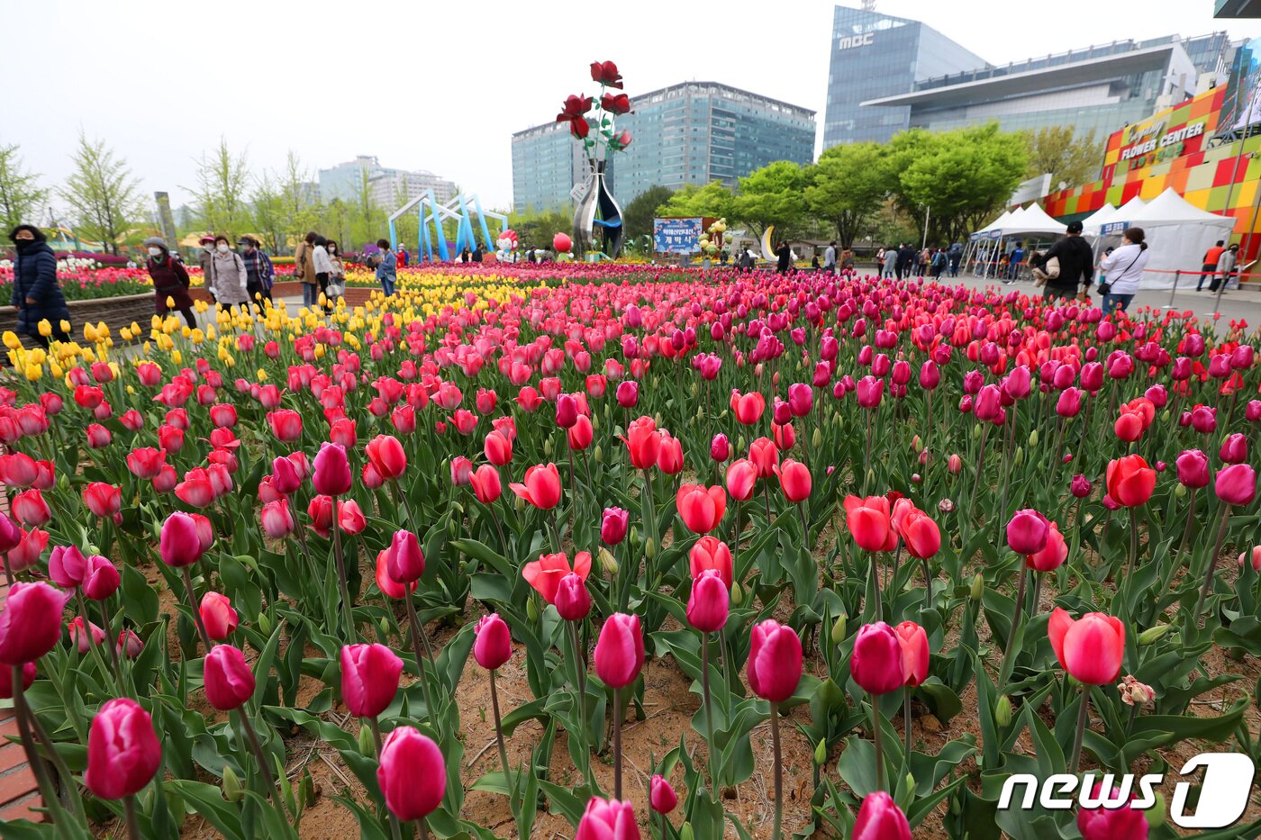 본문 이미지 - 22일 오후 경기도 고양시 일산호수공원에서 열린 2022 고양국제꽃박람회 화훼산업대전을 찾은 시민들이 즐거운 시간을 보내고 있다. 코로나19 영향으로 3년 만에 열린 이번 꽃박람회는 26일까지 계속된다. 2022.4.22/뉴스1 ⓒ News1 박세연 기자