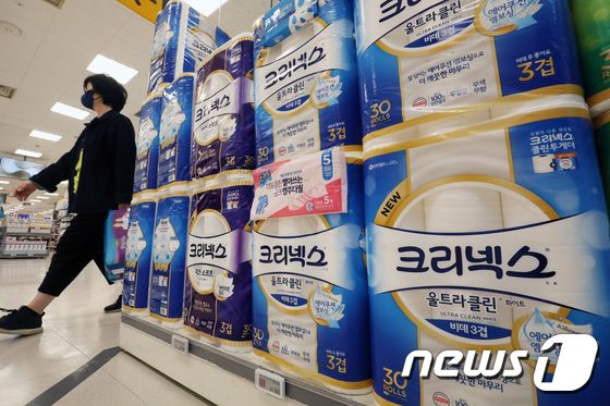 서울의 한 대형마트에 진열된 크리넥스. 뉴스1 DB © News1 이성철 기자