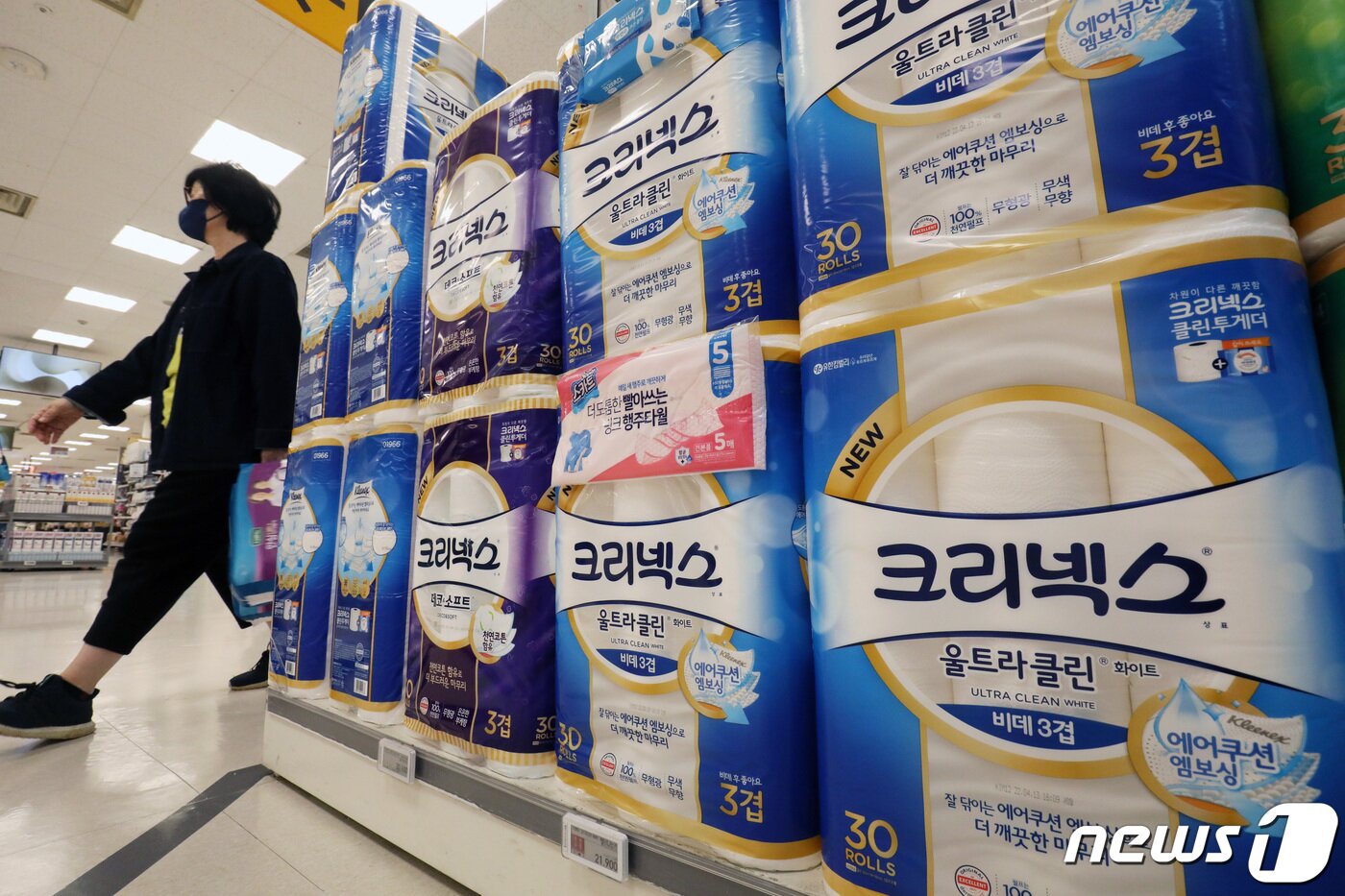 본문 이미지 - 서울의 한 대형마트에 진열된 크리넥스. 2022.4.22/뉴스1 ⓒ News1 이성철 기자