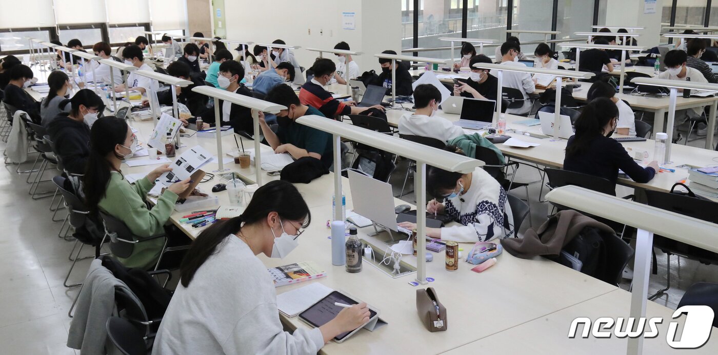 본문 이미지 - 대전 충남대학교 도서관에서 학생들이 공부를 하고 있다. 2022.4.22/뉴스1 ⓒ News1 김기태 기자
