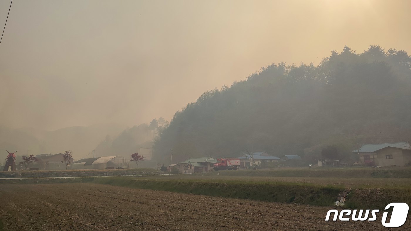 (양양=뉴스1) 윤왕근 기자 = 22일 오후 1시 32분쯤 강원 양양군 현북면 원일전리에서 산불이 발생해 뿌연 연기가 하늘을 뒤덮고 있다. 산림 당국은 헬기와 인력을 총동원해 진화 …