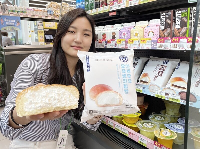 본문 이미지 - 김소연 상품본부 스낵식품팀 디저트 MD(책임)가 연세우유 생크림빵을 소개하는 모습(BGF리테일 제공).ⓒ 뉴스1