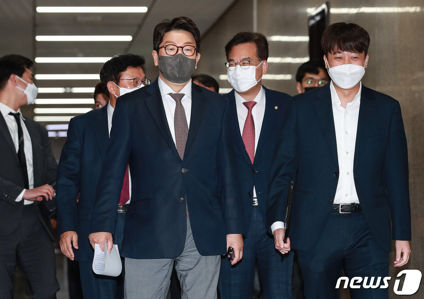 (서울=뉴스1) 유승관 기자 = 이준석 국민의힘 대표(오른쪽)와 권성동 원내대표가 22일 오후 서울 여의도 국회에서 열린 제2차 전국위원회에 참석하고 있다. 국민의힘은 22일 전국 …