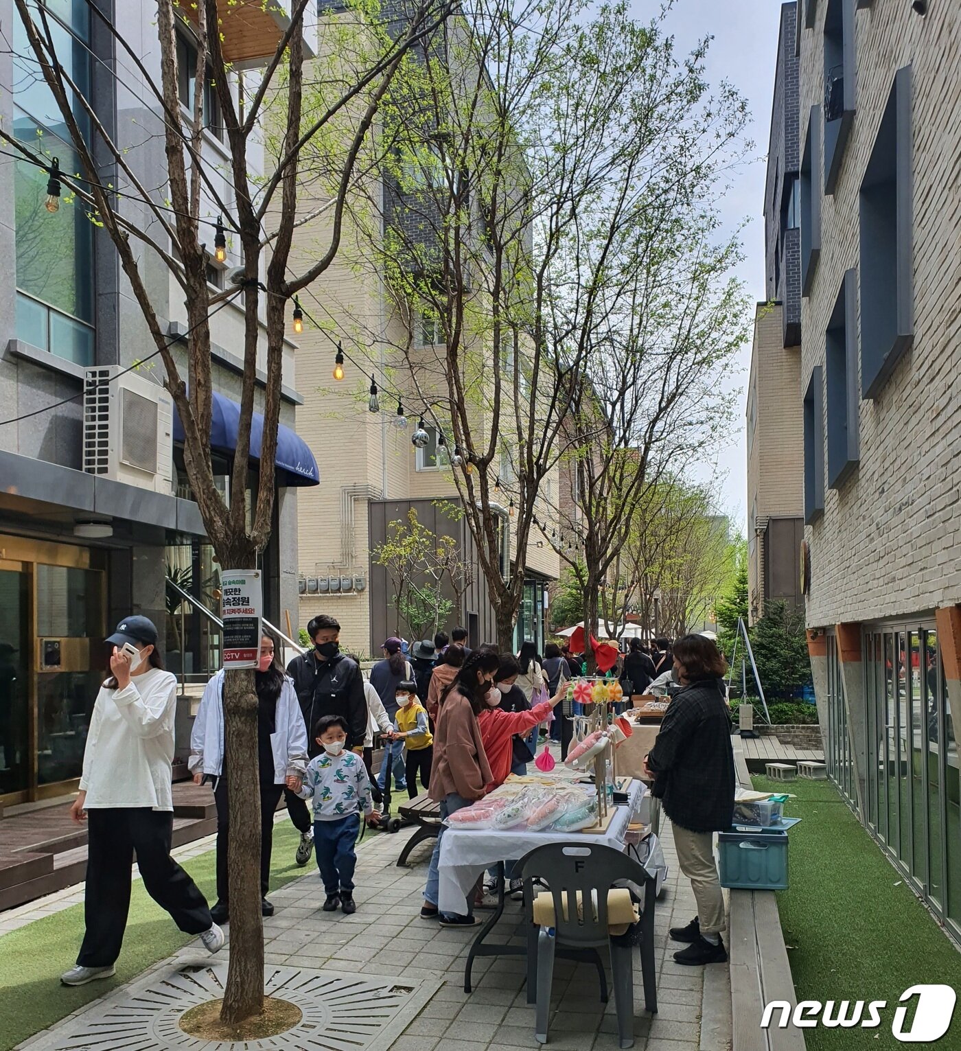 본문 이미지 - 23일 오랜만에 플리마켓이 열린 용인 광교 숲속마을. 사람들로 북적이는 모습이다. ⓒ 뉴스1