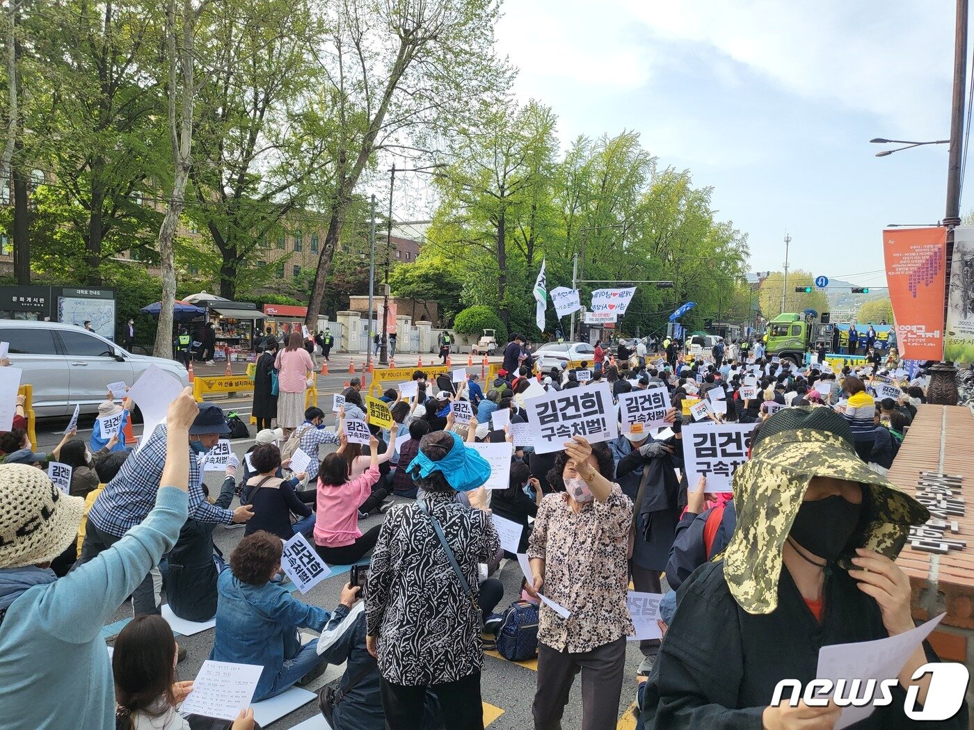 본문 이미지 - 23일 오후 서울 종로구 동숭동 마로니에공원 앞에서 시민단체 촛불전환행동(구 촛불행동연대)이 검찰개혁 법안통과 집회를 열고 있다. ⓒ 뉴스1 김진 기자