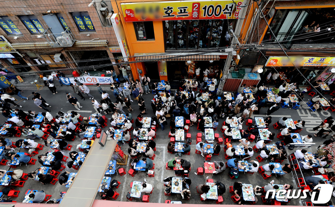 (서울=뉴스1) 이동해 기자 = 거리두기가 완전 해제되고 첫 주말인 23일 오후 서울 을지로 노가리골목을 찾은 시민들이 맥주를 마시며 여유로운 시간을 보내고 있다. 2022.4.2 …