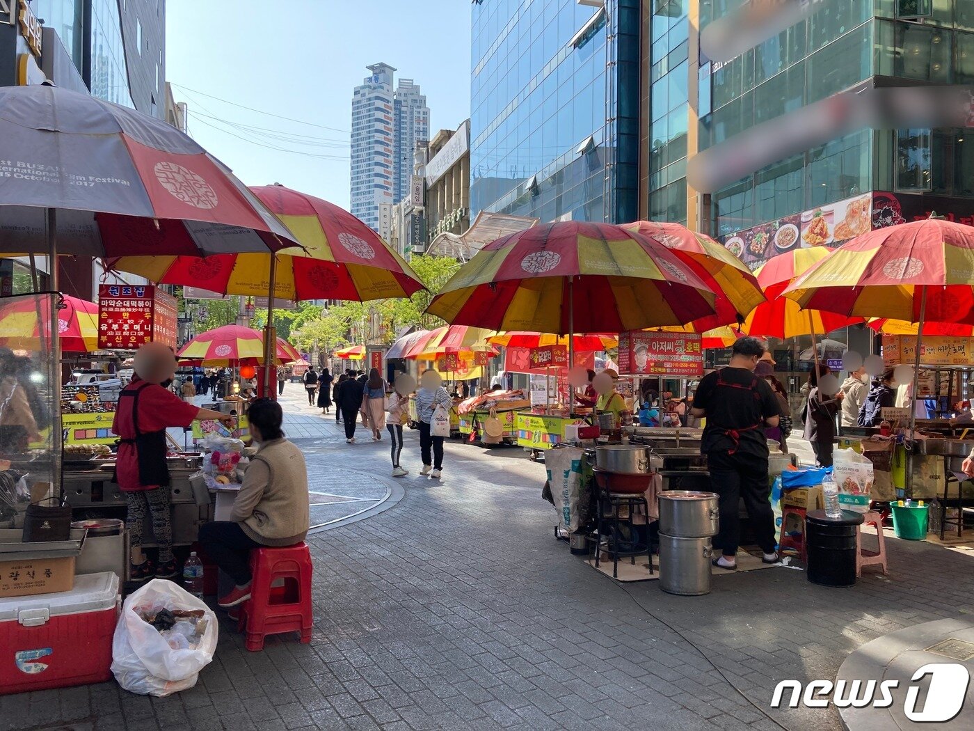 본문 이미지 - 부산 남포동 광복로 비프 광장에 있는 노점상 모습.ⓒ 뉴스1