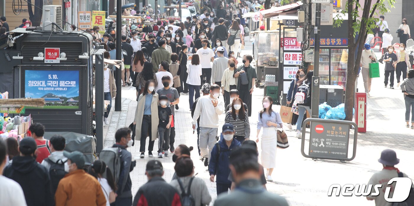 본문 이미지 - 거리두기 전면 해제 후 첫 주말인 24일 오후 서울 중구 명동 거리가 시민들로 북적이고 있다. 2022.4.24/뉴스1 ⓒ News1 임세영 기자
