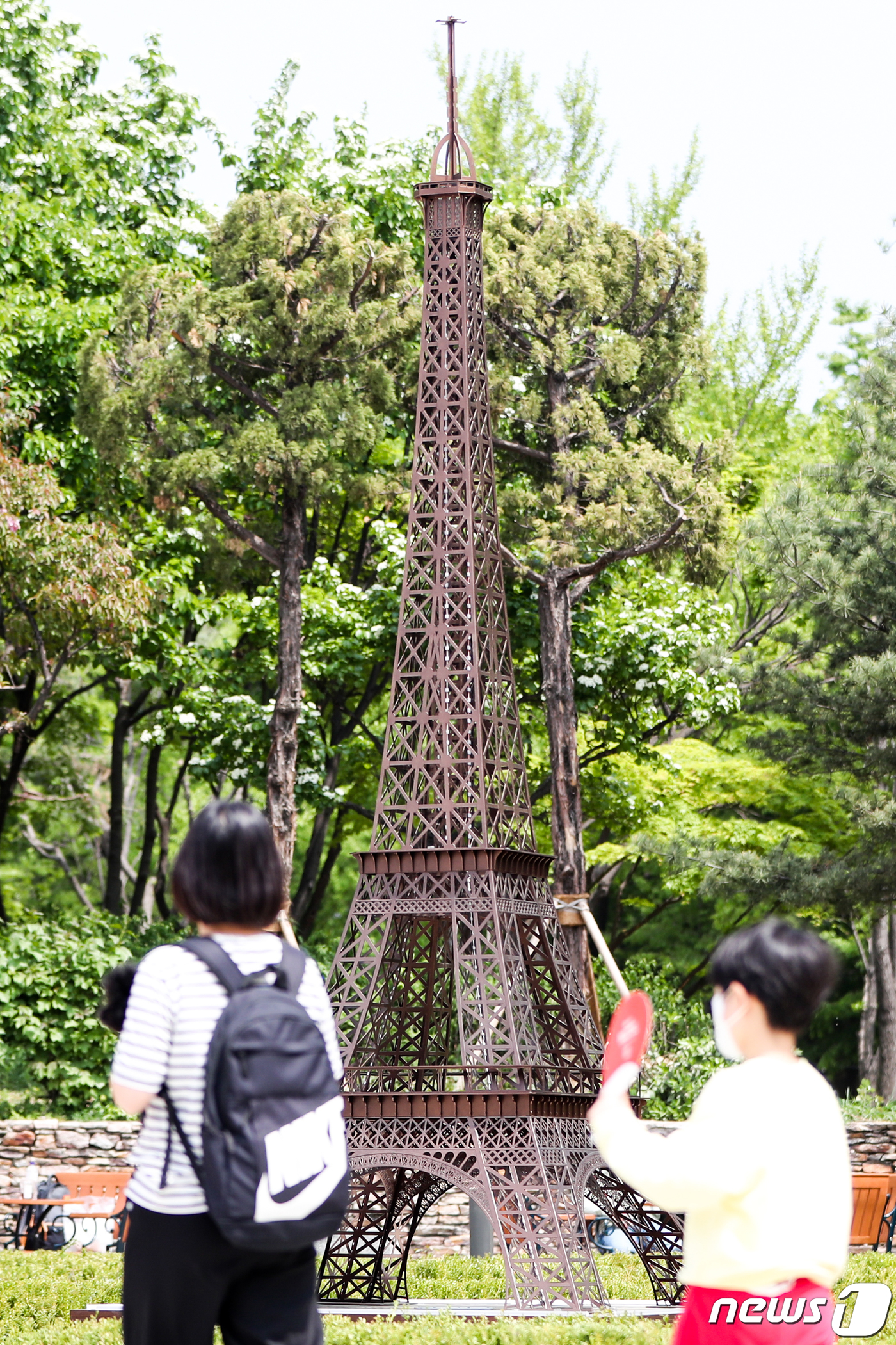 (서울=뉴스1) 허경 기자 = 24일 서울 양천구 파리공원를 찾은 시민들이 에펠탑 조형물을 보며 즐거운 시간을 보내고 있다.서울 양천구는 목동의 파리공원 리노베이션이 완성돼 지난 …