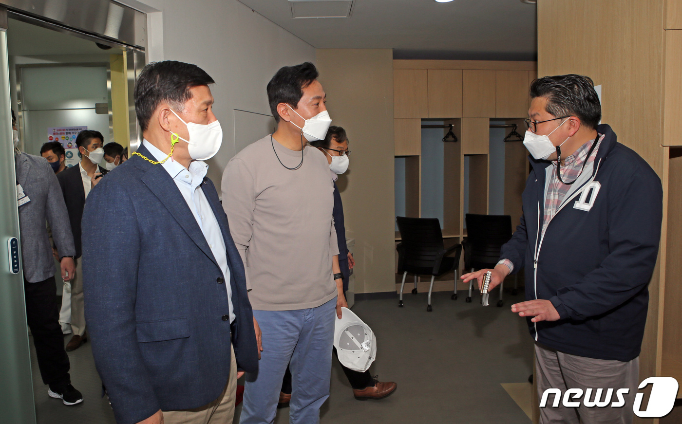 (서울=뉴스1) 장수영 기자 = 오세훈 서울시장과 허구연 KBO총재가 24일 오후 서울 송파구 잠실야구장에서 열린 2022 KBO리그 LG트윈스와 두산 베어스의 경기에 앞서 잠실야 …