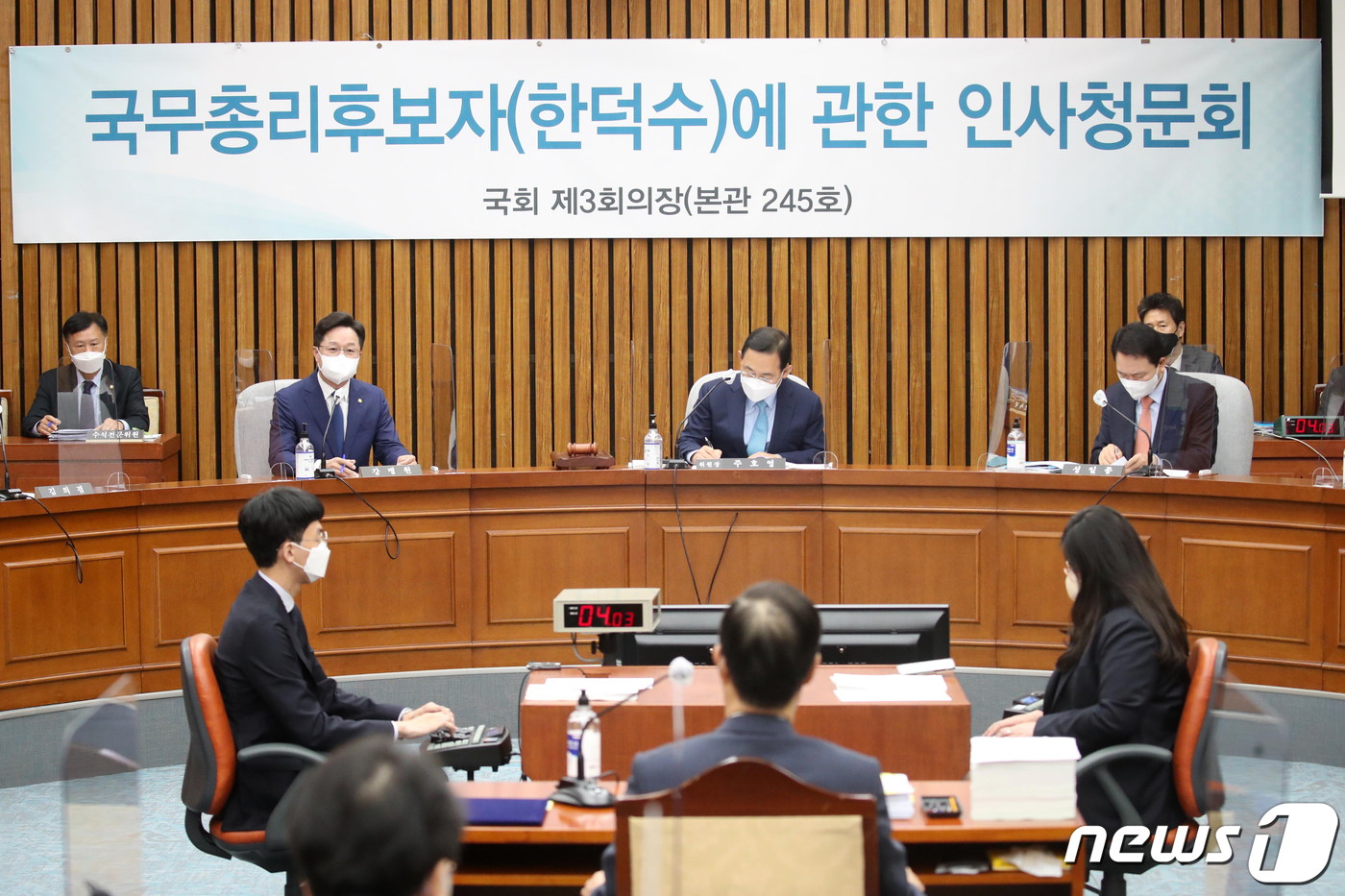 (서울=뉴스1) 이재명 기자 = 강병원 더불어민주당 의원이 25일 서울 여의도 국회에서 열린 한덕수 국무총리 후보자 인사청문회에서 후보자의 자료제출 미비에 항의하는 발언을 하고 있 …