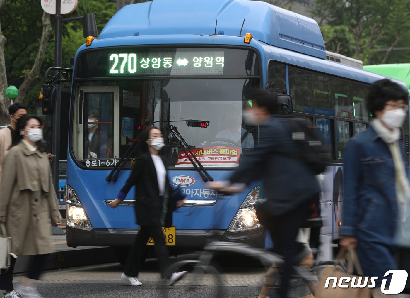 본문 이미지 - 서울시버스노동조합 총파업을 하루 앞둔 25일 오전 서울 종로구 종각역 버스정류장에 정차한 시내버스에 총파업 선전물이 게시돼 있다. 2022.4.25/뉴스1 ⓒ News1 신웅수 기자