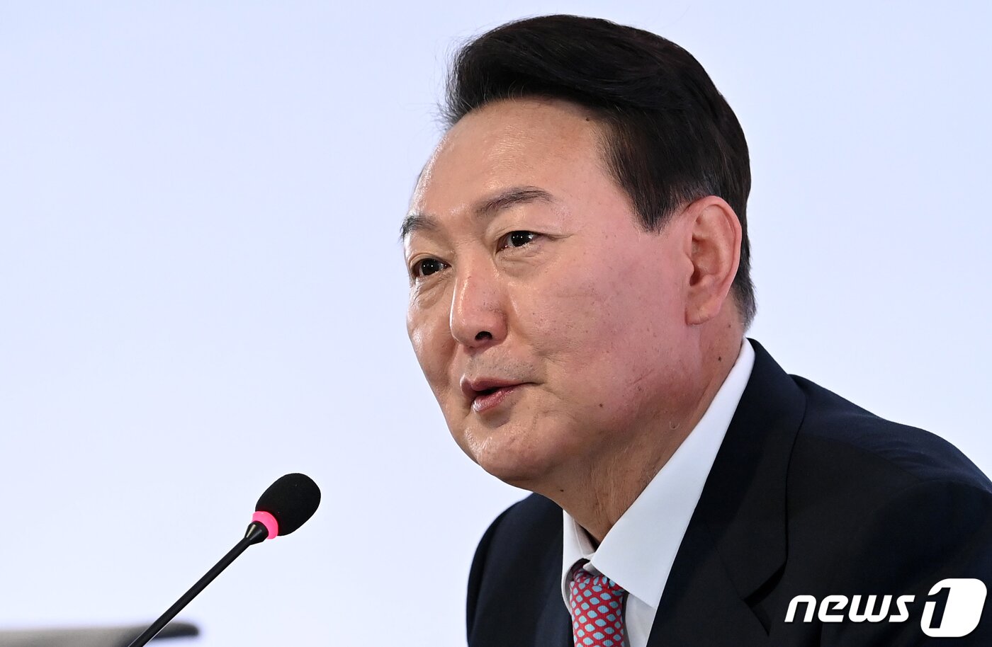 본문 이미지 - 윤석열 대통령 당선인이 25일 오전 경기도 성남시 분당구 SK바이오사이언스에서 열린 코로나19 백신 개발 현장 간담회에서 모두발언을 하고 있다. 2022.4.25/뉴스1 ⓒ News1 인수위사진기자단