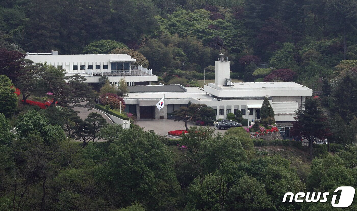 본문 이미지 - 윤석열 대통령 당선인이 취임 후 관저로 서울 한남동 소재 외교부 장관 공관을 사용하기로 했다.  서울 남산에서 바라본 외교부 장관 공관 모습. 2022.4.25/뉴스1 ⓒ News1 박세연 기자