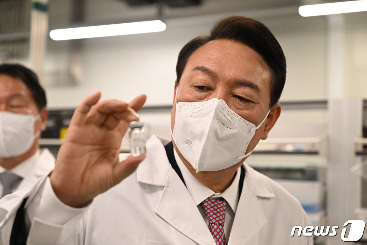 본문 이미지 - 윤석열 대통령이 당선인 시절 경기도 성남시 분당구 SK바이오사이언스를 방문해 국내 첫 코로나19 백신 개발 현황을 점검하고 있다./뉴스1 ⓒ News1 인수위사진기자단