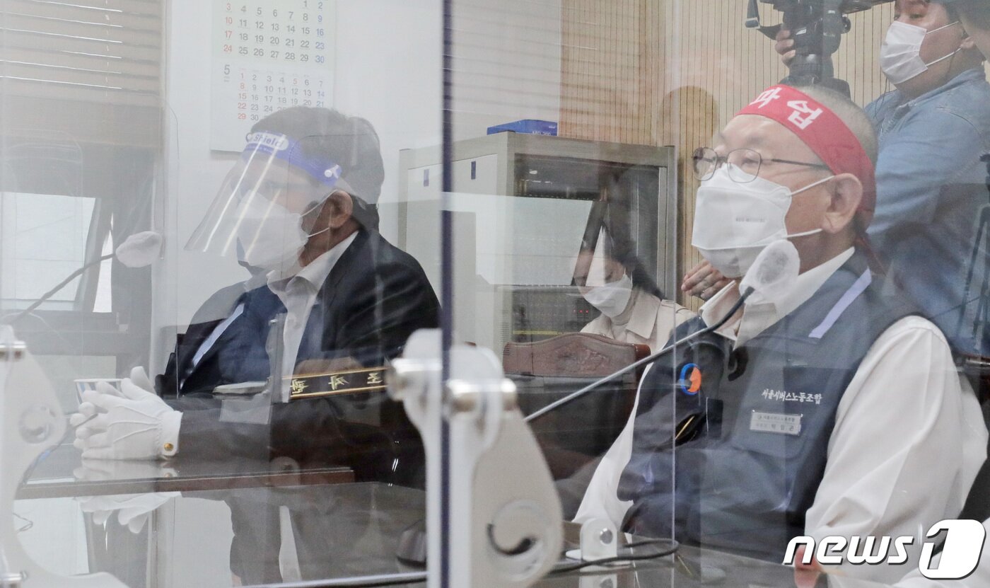 본문 이미지 - 서울시버스노동조합 총파업을 하루 앞둔 25일 서울 영등포구 서울지방노동위원회에서 조장우 서울시버스운송사업조합 이사장과 박점곤 서울시버스노동조합 위원장 2차 조정회의에 참석하고 있다. 2022.4.25/뉴스1 ⓒ News1 조태형 기자