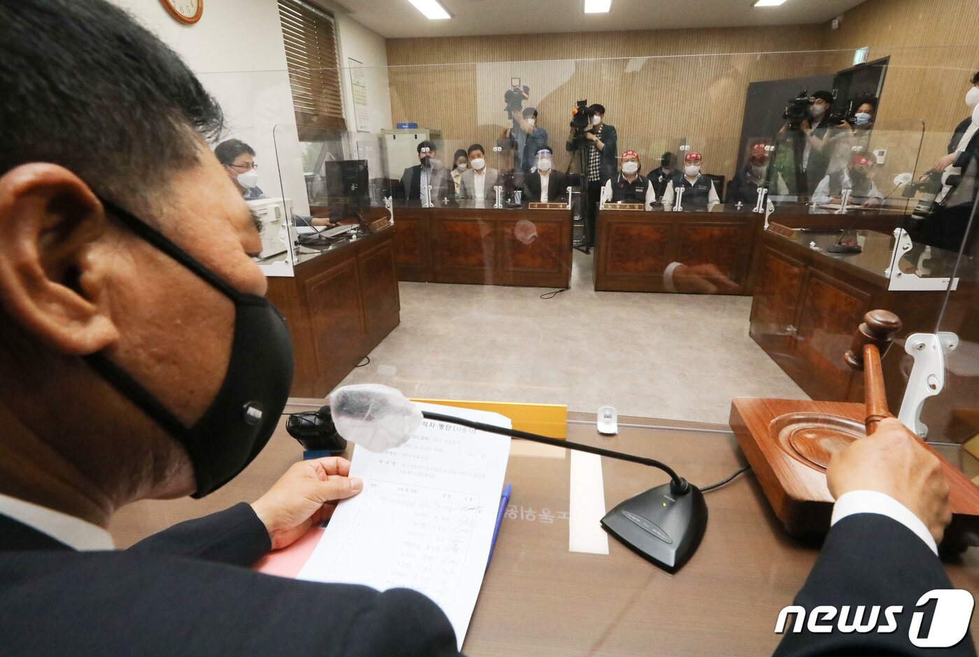 본문 이미지 - 오길성 공익위원이 서울시버스노동조합 총파업을 하루 앞둔 25일 서울 영등포구 서울지방노동위원회에서 열린 2차 조정회의에서 의사봉을 두드리고 있다. (공동취재) 2022.4.25/뉴스1 ⓒ News1 조태형 기자