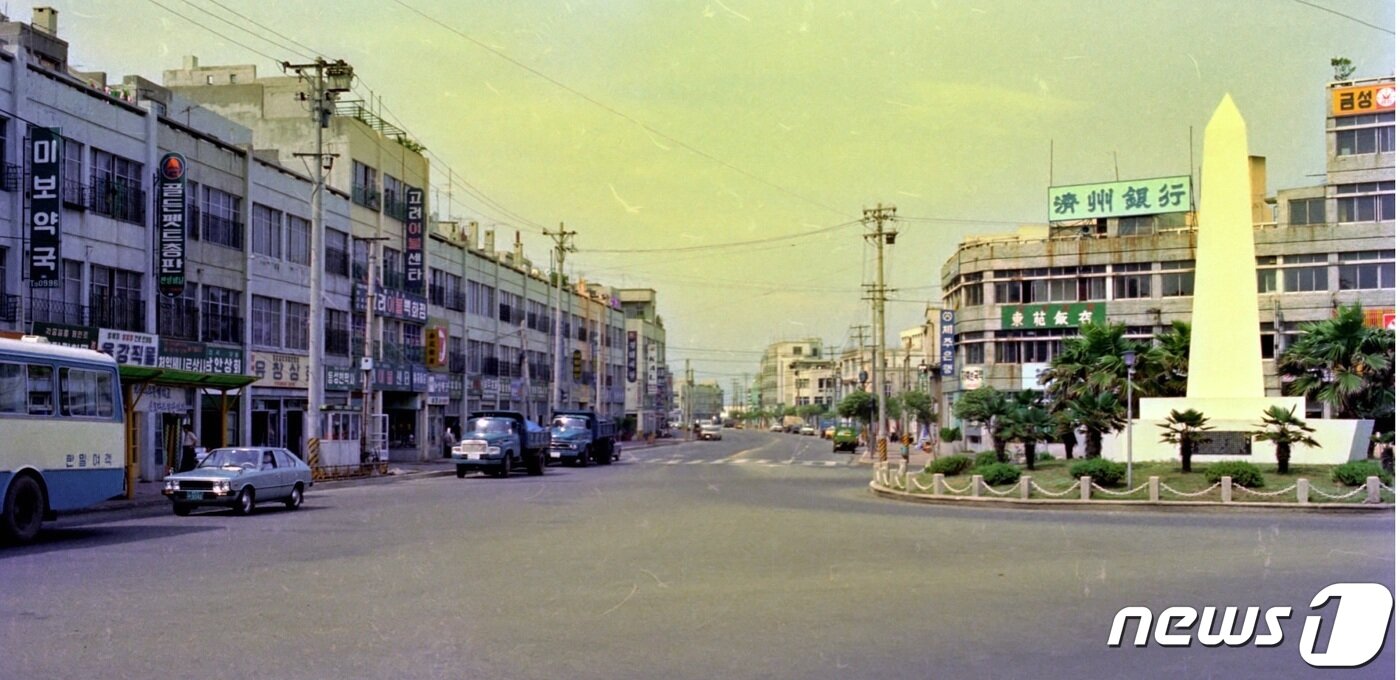 본문 이미지 - 1980년대 제주시 동문시장 모습(제주도 제공)ⓒ 뉴스1