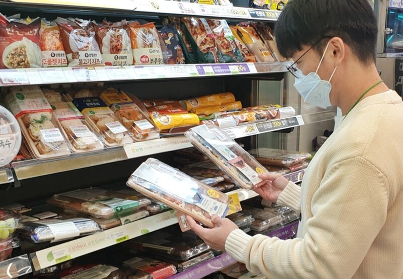 본문 이미지 - 서울 시내 한 편의점에서 직장인이 도시락을 구매하는 모습.(BGF리테일 제공)ⓒ 뉴스1