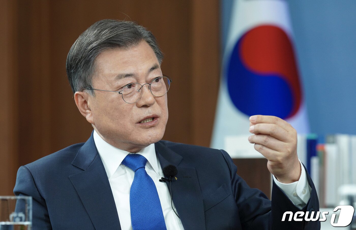 본문 이미지 - 문재인 대통령이 지난 14일 청와대 여민관 집무실에서 JTBC 손석희 전 앵커와 대담하고 있다.(청와대 제공)2022.4.25/뉴스1