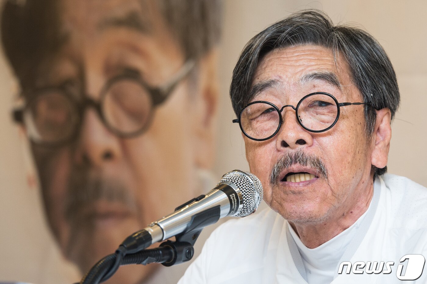 본문 이미지 - 소설가 이외수씨가 뇌출혈 투병 중 폐렴으로 25일 오후 8시께 향년 76세의 나이로 별세했다. 사진은 고인이 지난 2017년 서울 중구 프레스센터에서 열린 장편소설 '보복대행전문주식회사' 출간 기자간담회 당시 모습. 고인은 지난 2020년 3월 강원도 화천 감성마을 자택에서 뇌출혈로 쓰려져 수술을 받았다. 고인은 1946년 9월 10일 경남 함양군 수동면 상백리에서 태어났다. 그의 작품으로는 소설 '꿈꾸는 식물', '들개', '칼날', '병오금학도'를 비롯해 에세이 '내 잠속에 비 내리는데', '말더듬이의 겨울수첩', '하악하악' 등이 있다. (뉴스1 DB) 2022.4.25/뉴스1