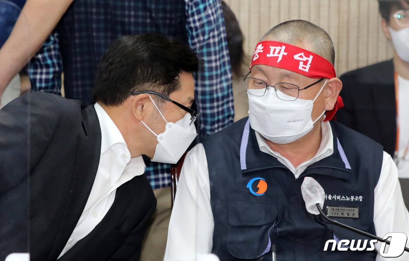 본문 이미지 - 조장우 서울시버스운송사업조합 이사장(왼쪽)과 박점곤 서울시버스노동조합 위원장이 26일 서울 영등포구 서울지방노동위원회에서 열린 조정회의사후조정에 앞서 대화를 하고 있다. ⓒ News1 장수영 기자
