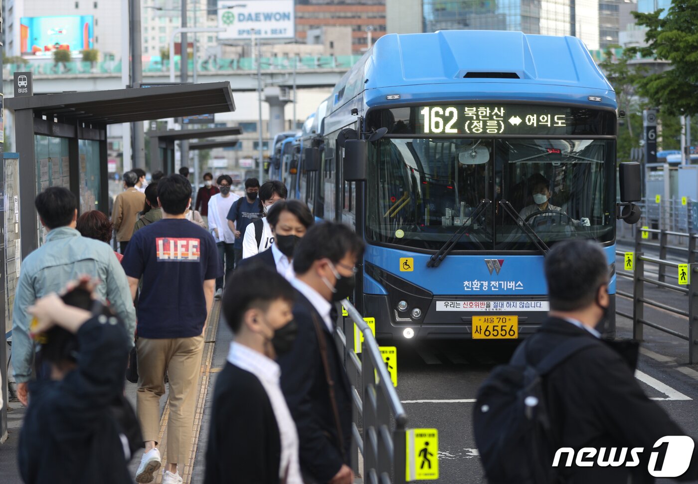 본문 이미지 - 서울시버스노동조합 총파업이 철회된 가운데 26일 오전 서울역 버스정류장에서 버스들이 운행하고 있다. 2022.4.26/뉴스1 ⓒ News1 신웅수 기자