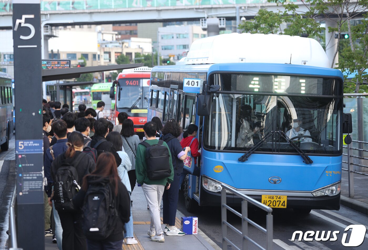 본문 이미지 - 서울시버스노동조합 총파업이 철회된 가운데 26일 오전 서울역 버스정류장에서 버스들이 운행하고 있다. 2022.4.26/뉴스1 ⓒ News1 신웅수 기자