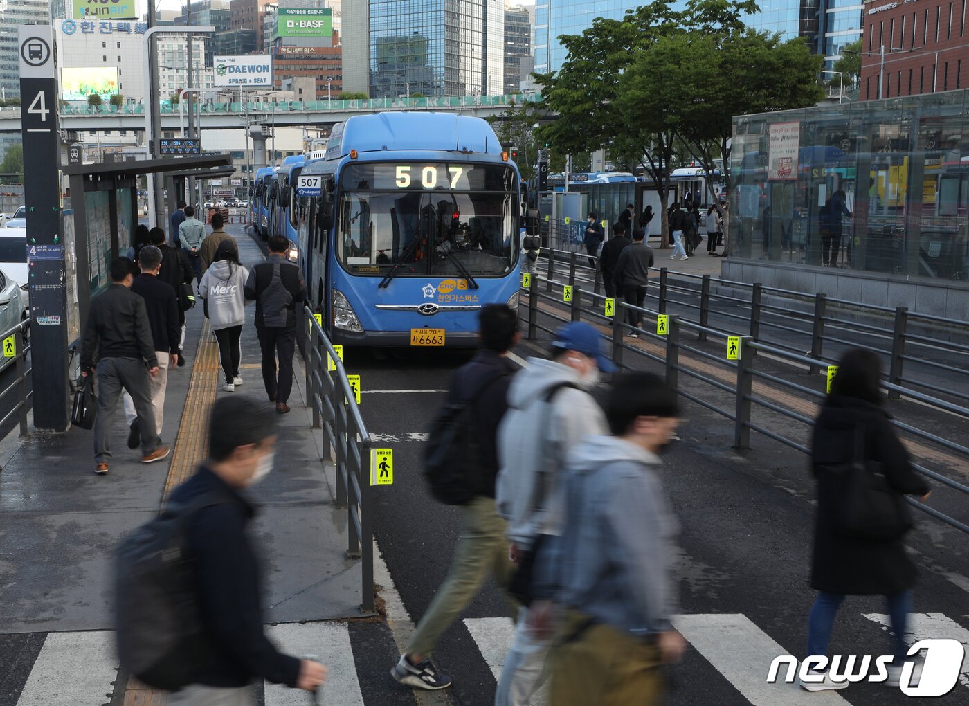 본문 이미지 - 서울시버스노동조합 총파업이 철회된 가운데 26일 오전 서울역 버스정류장에서 버스들이 운행하고 있다.. 2022.4.26/뉴스1 ⓒ News1 신웅수 기자