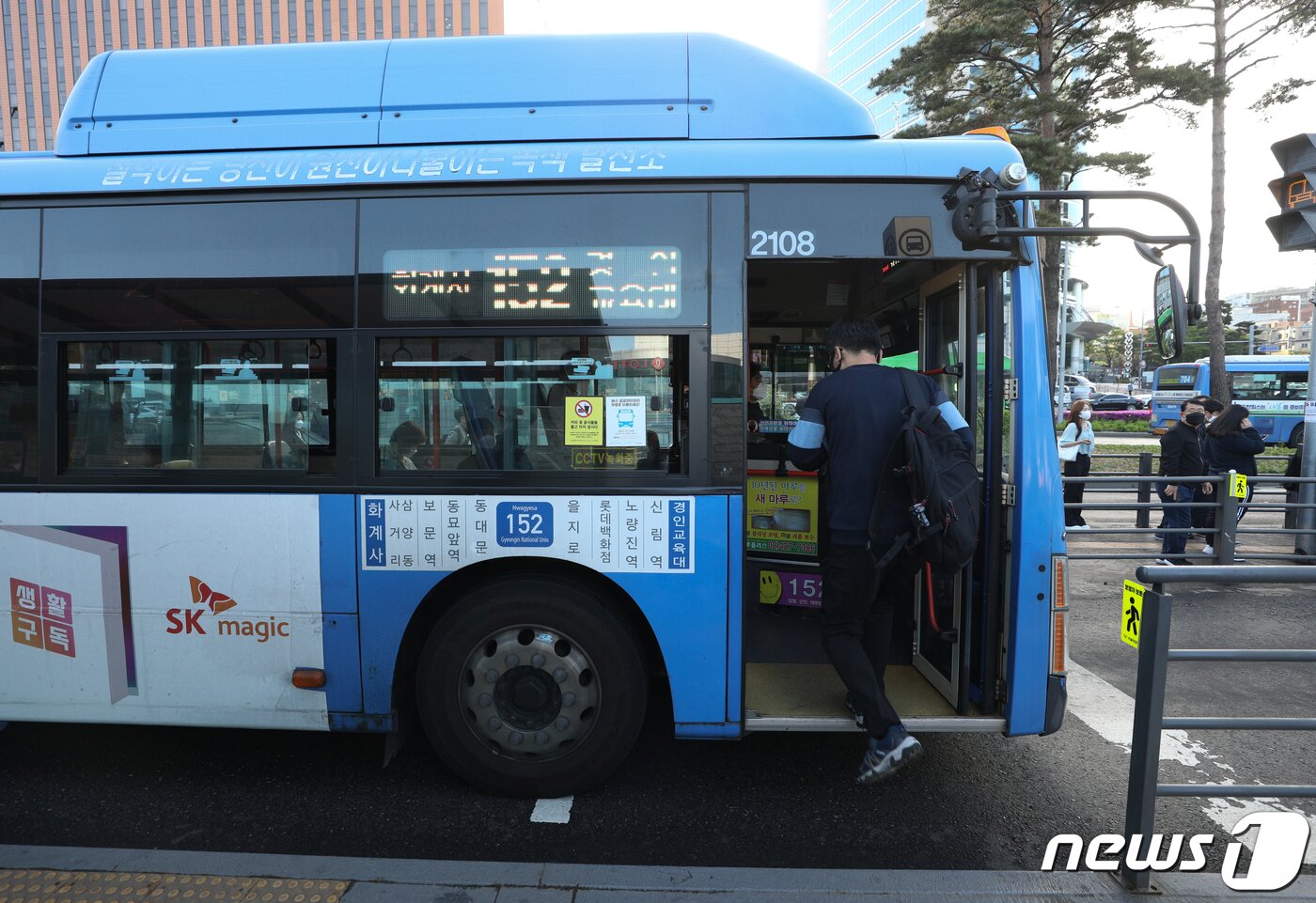 본문 이미지 - 서울시버스노동조합 총파업이 철회된 가운데 26일 오전 서울역 버스정류장에서 버스들이 운행하고 있다. 2022.4.26/뉴스1 ⓒ News1 신웅수 기자