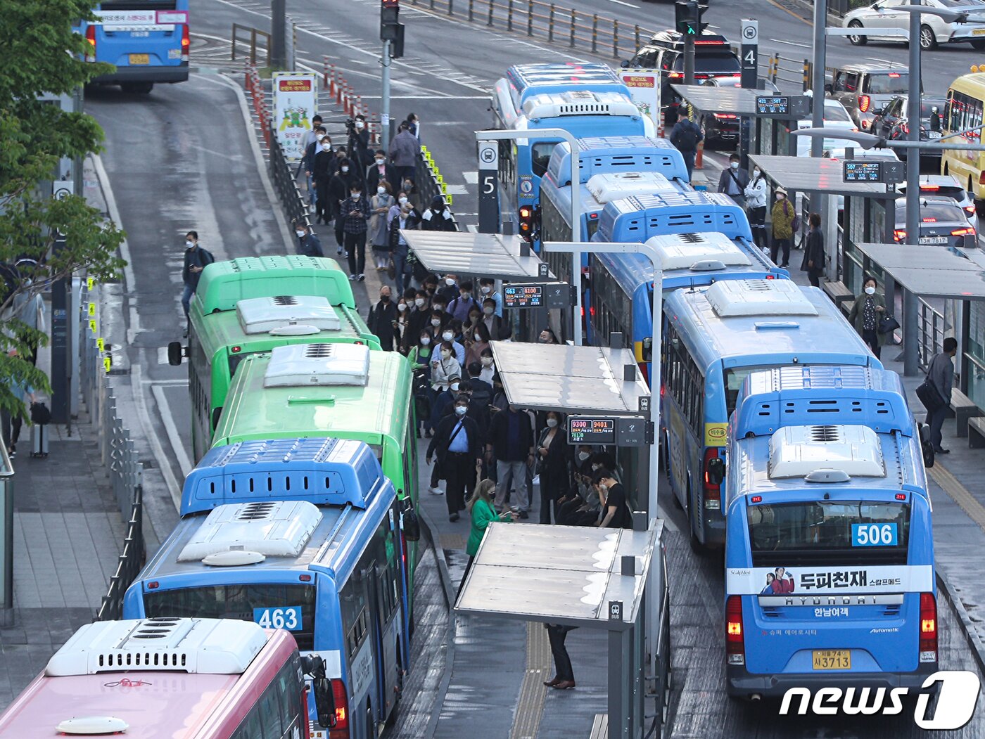 본문 이미지 - 서울시버스노동조합 총파업이 철회된 가운데 26일 오전 서울역 버스정류장에서 버스들이 운행하고 있다. 2022.4.26/뉴스1 ⓒ News1 신웅수 기자