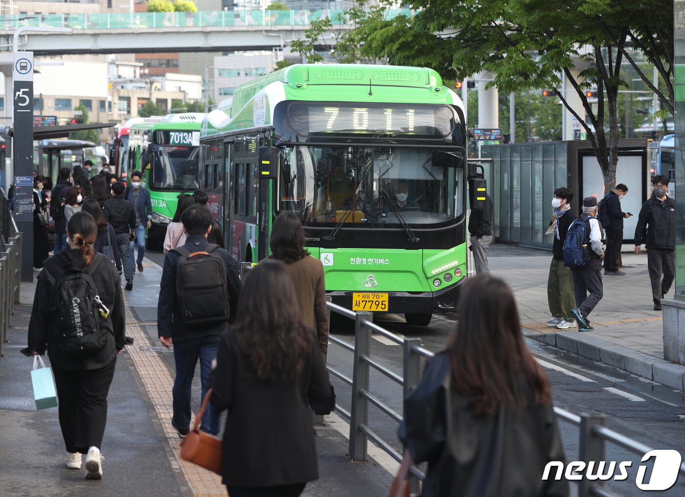 본문 이미지 - 서울시버스노동조합 총파업이 철회된 가운데 26일 오전 서울역 버스정류장에서 버스들이 운행하고 있다. 2022.4.26/뉴스1 ⓒ News1 신웅수 기자