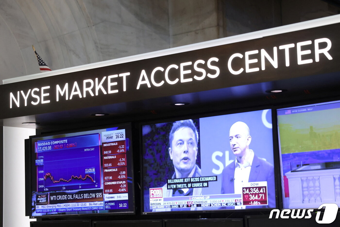 본문 이미지 - 미국 뉴욕증권거래소(NYSE) 거래 화면에 일론 머스크(왼)와 제프 베이조스의 모습이 보이고 있다. 2022. 4. 11. ⓒ 로이터=뉴스1 ⓒ News1 최서윤 기자