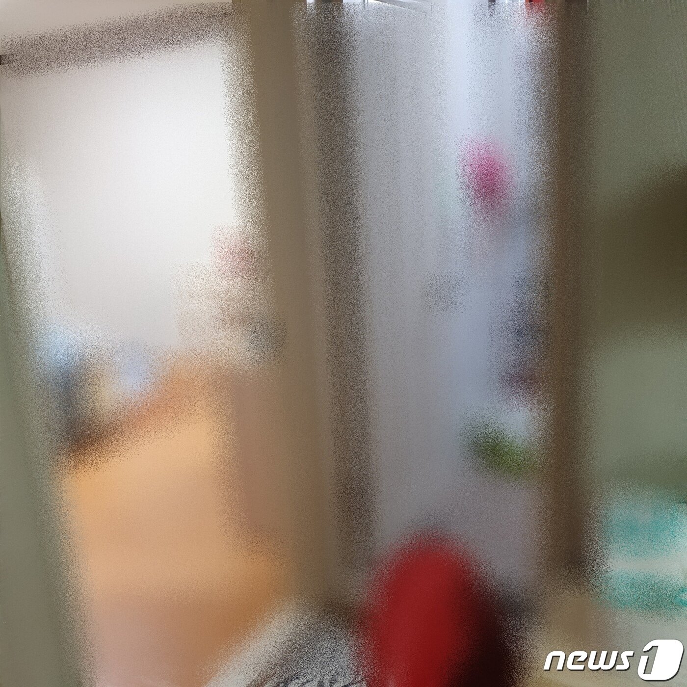 본문 이미지 - 계부에게 성범죄를 당한 피해자(의붓딸)가 직접 찍은 사건 현장 사진.(피해자 A양 유족 제공).2022.4.26/ⓒ 뉴스1