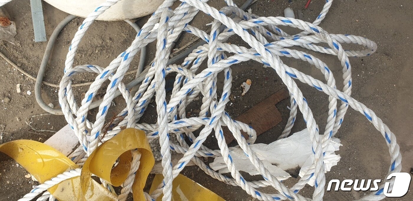 본문 이미지 - 피해자 A양 유족이 피의자 근무지에서 발견한 밧줄. 또 다른 피해자인 피의자 의붓딸은 조사에서 ‘밧줄에 묶인 상태로 계부에게 성범죄를 당했다’는 취지로 진술한 바 있다. 해당 진술에서 나온 범행 도구로 추정되는 밧줄은 A양 유족이 피의자 근무지에서 직접 찾아 재판부에 제출, 증거로 채택됐다.(피해자 A양 유족 제공).2022.4.26/ⓒ 뉴스1