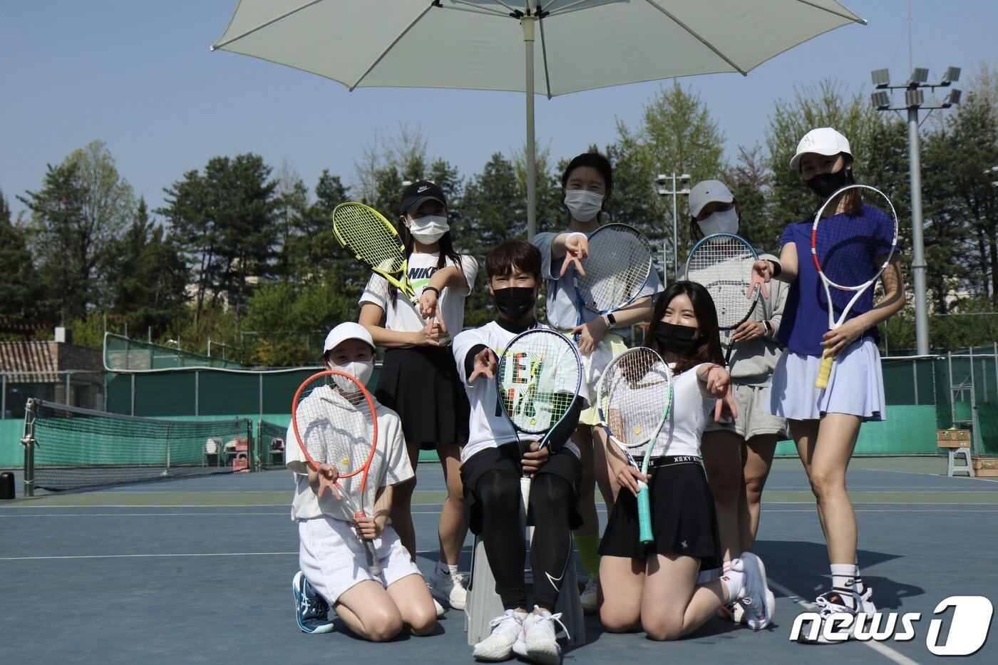 본문 이미지 - 테니스파크 서울수도공고 지점에서 회원들이 포즈를 취하고 있다. ⓒ 뉴스1(테니스파크 제공)