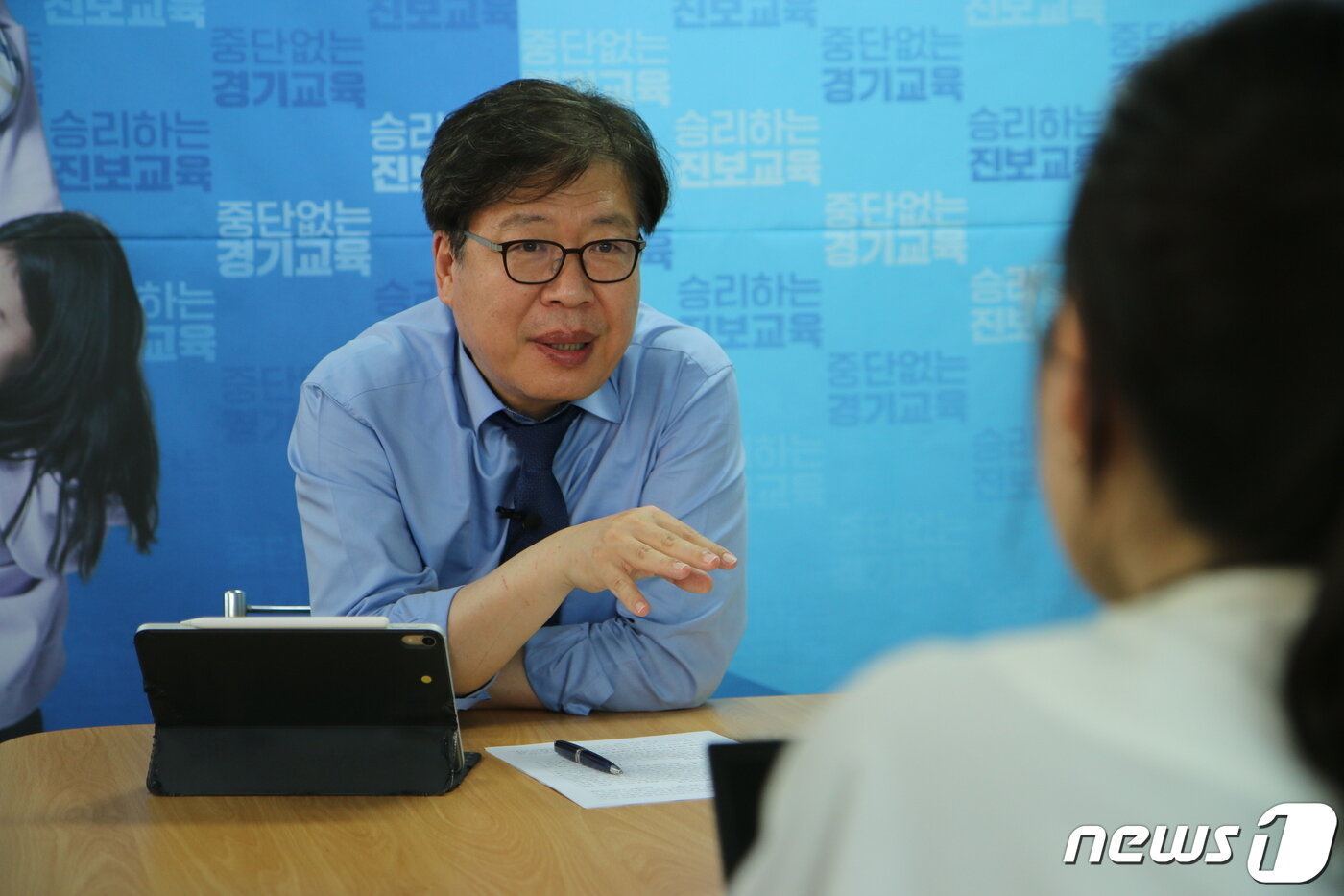 본문 이미지 - 경기도교육감 선거 출마를 선언한 이한복 전 경기연구원 원장이 25일 뉴스1과 인터뷰를 하고 있다. ⓒ 뉴스1