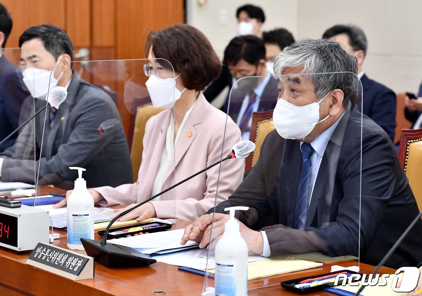 본문 이미지 - 한상혁 방송통신위원회 위원장이 지난 26일 오후 서울 여의도 국회에서 열린 과학기술정보방송통신위원회 전체회의에서 발언하고 있다. &#40;공동취재&#41; 2022.4.26/뉴스1 ⓒ News1 이재명 기자