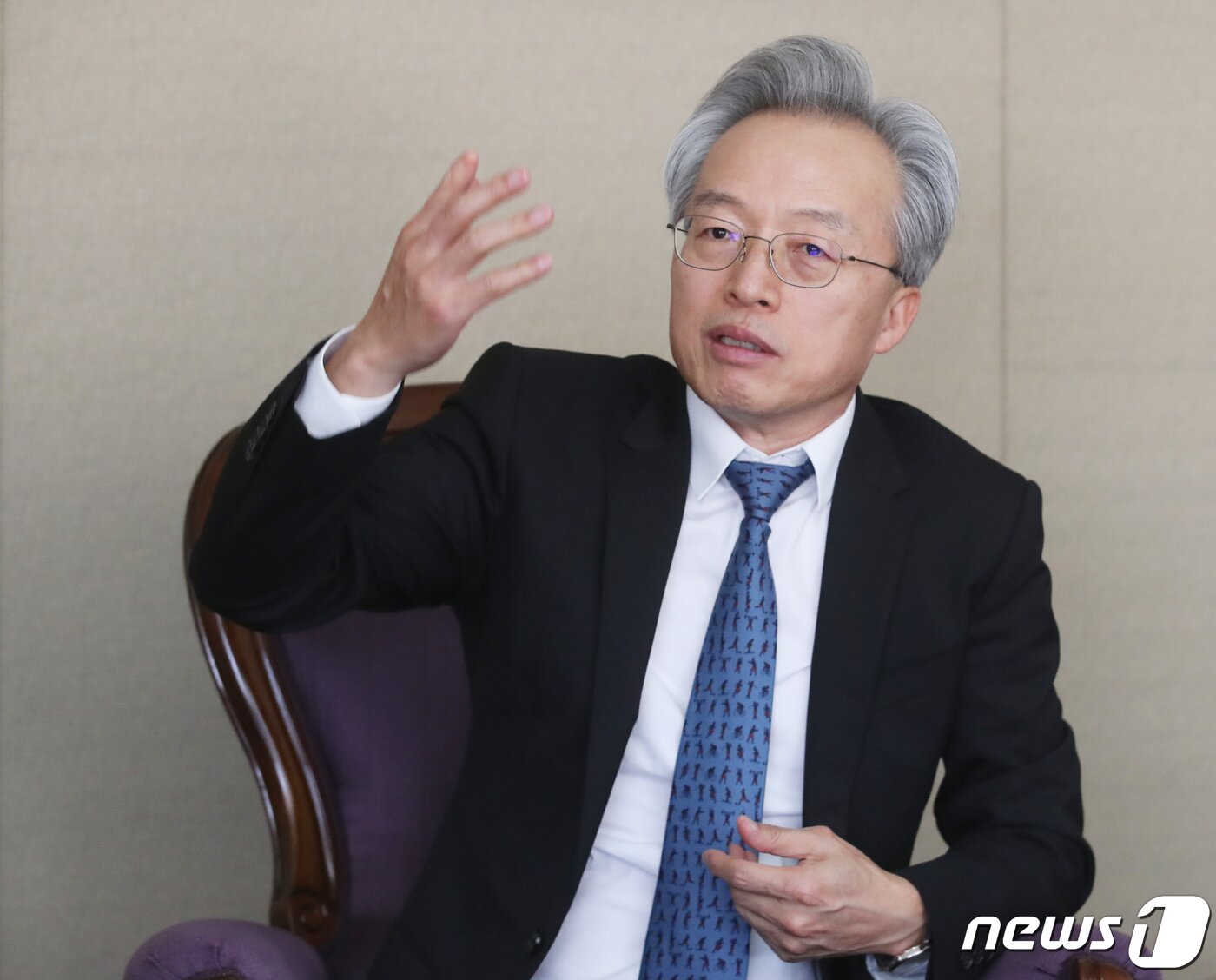 본문 이미지 - 최진식 한국중견기업연합회 회장이 26일 서울 영등포구 SIMPAC 집무실에서 뉴스1과 인터뷰를 하고 있다. 2022.4.26/뉴스1 ⓒ News1 송원영 기자