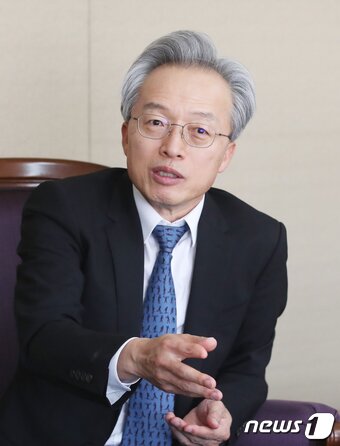 본문 이미지 - 최진식 한국중견기업연합회 회장이 26일 서울 영등포구 SIMPAC 집무실에서 뉴스1과 인터뷰를 하고 있다. 2022.4.26/뉴스1 ⓒ News1 송원영 기자