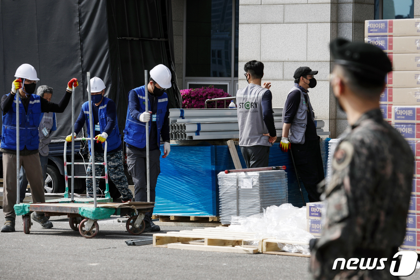(서울=뉴스1) 국회사진취재단 = 26일 오후 서울 용산구 국방부 청사 본관에서 윤석열 대통령 당선인 취임 후 집무실 준비를 위한 공사가 진행되고 있다. 2022.4.26/뉴스1