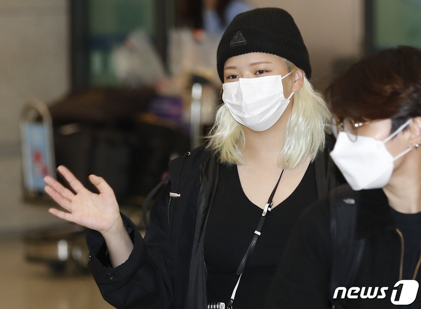 본문 이미지 - 트와이스(TWICE) 정연이 도쿄돔 콘서트를 마치고 26일 오후 인천국제공항을 통해 귀국하며 환호하는 팬에게 인사를 하고 있다. 2022.4.26/뉴스1 ⓒ News1 권현진 기자