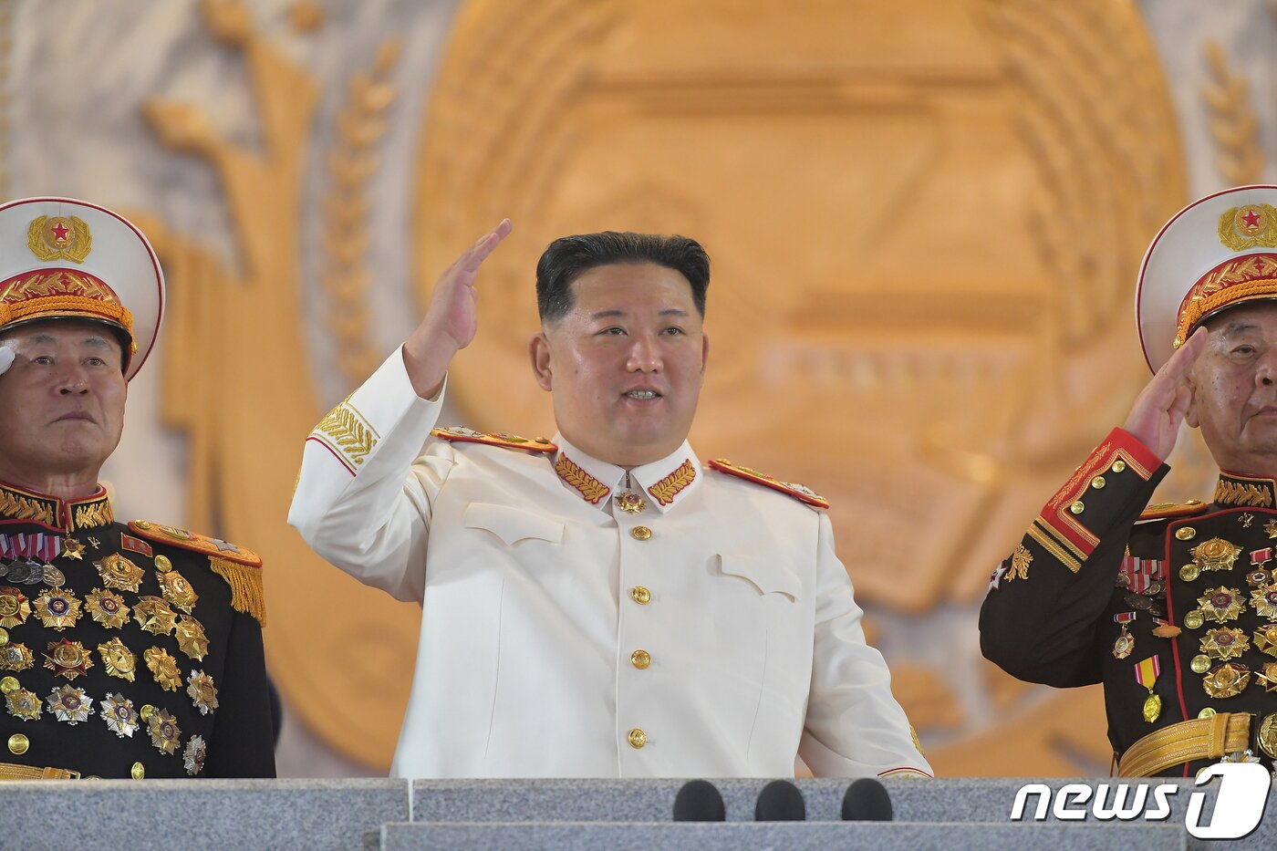 본문 이미지 - (평양 노동신문=뉴스1) = 지난해 4월 조선인민혁명군 창건 90돌 경축 열병식에 참석한 김정은 북한 노동당 총비서의 모습. [국내에서만 사용가능. 재배포 금지. DB 금지. For Use Only in the Republic of Korea. Redistribution Prohibited] rodongphoto@news1.kr