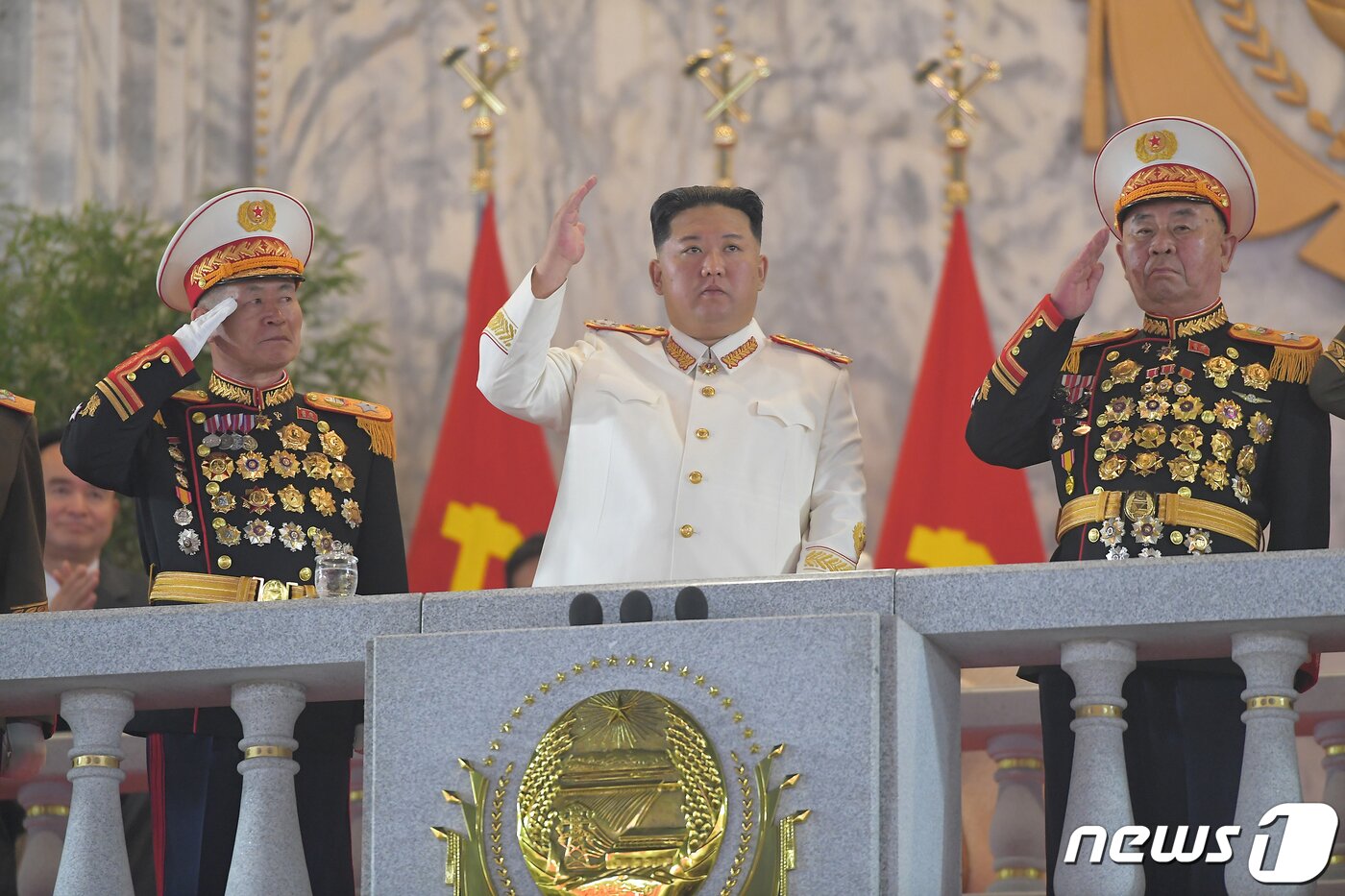 본문 이미지 - (평양 노동신문=뉴스1) = 김정은 북한 노동당 총비서와 박정천 당 중앙군사위원회 부위원장(왼쪽), 리병철 군수정책담당 총고문(오른쪽). [국내에서만 사용가능. 재배포 금지. DB 금지. For Use Only in the Republic of Korea. Redistribution Prohibited] rodongphoto@news1.kr