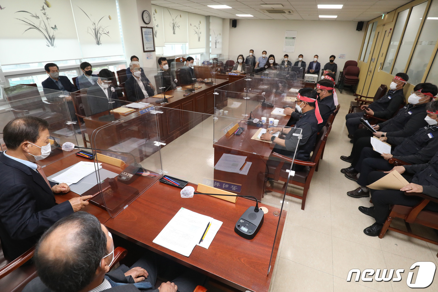 (대구=뉴스1) 공정식 기자 = 대구 시내버스 노조가 임금 인상 등을 요구하며 총파업을 예고한 가운데 26일 오후 대구지방고용노동청 경북지방노동위원회에서 열린 3차 조정 회의에서 …