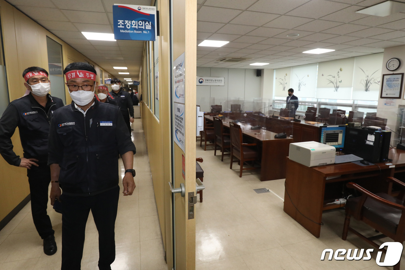 (대구=뉴스1) 공정식 기자 = 대구 시내버스 노조가 임금 인상 등을 요구하며 총파업을 예고한 가운데 26일 오후 대구지방고용노동청 경북지방노동위원회에서 열린 3차 조정회의에서 노 …